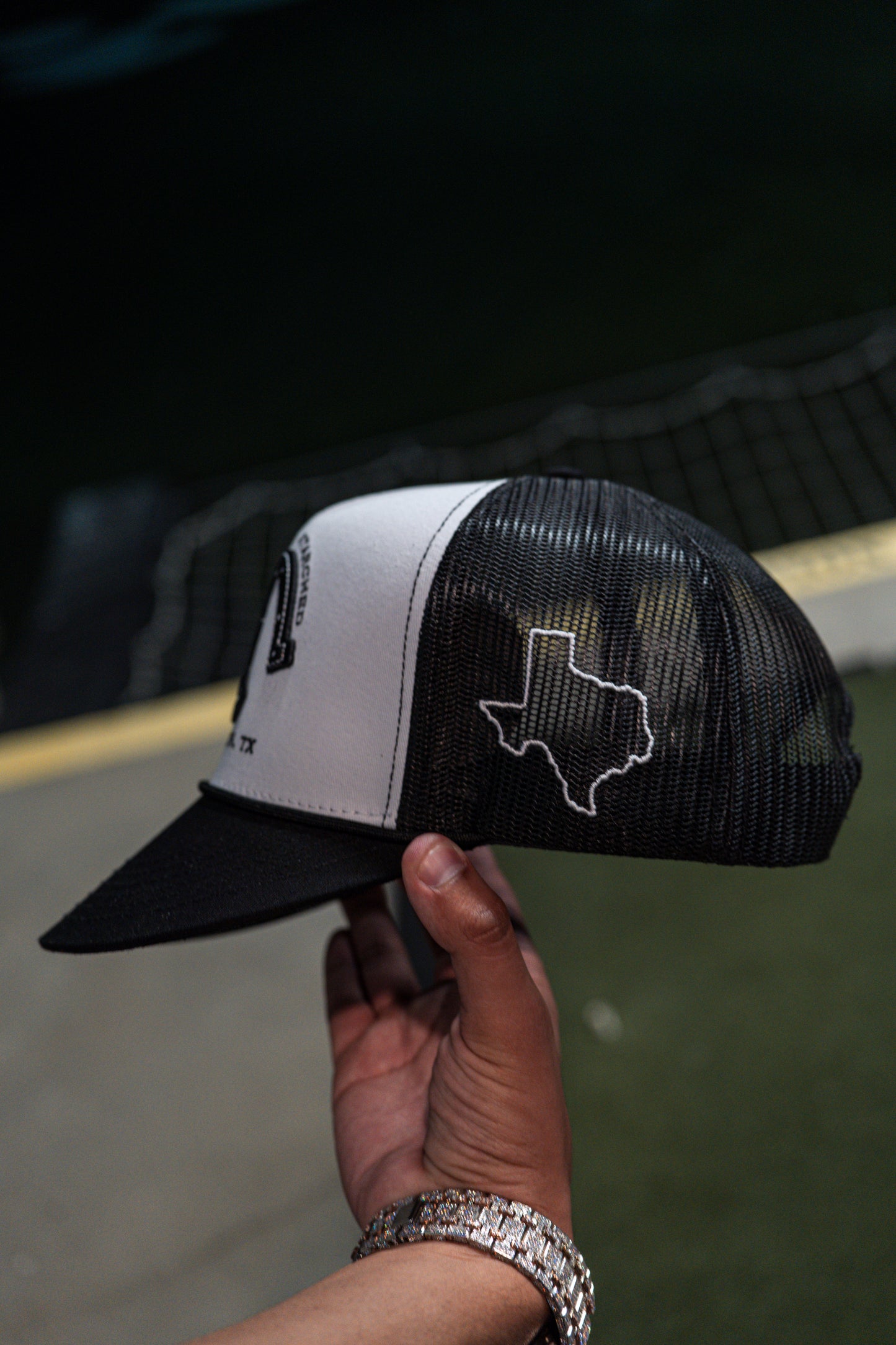 BLACK & WHITE HORSE SHOE SS CAP